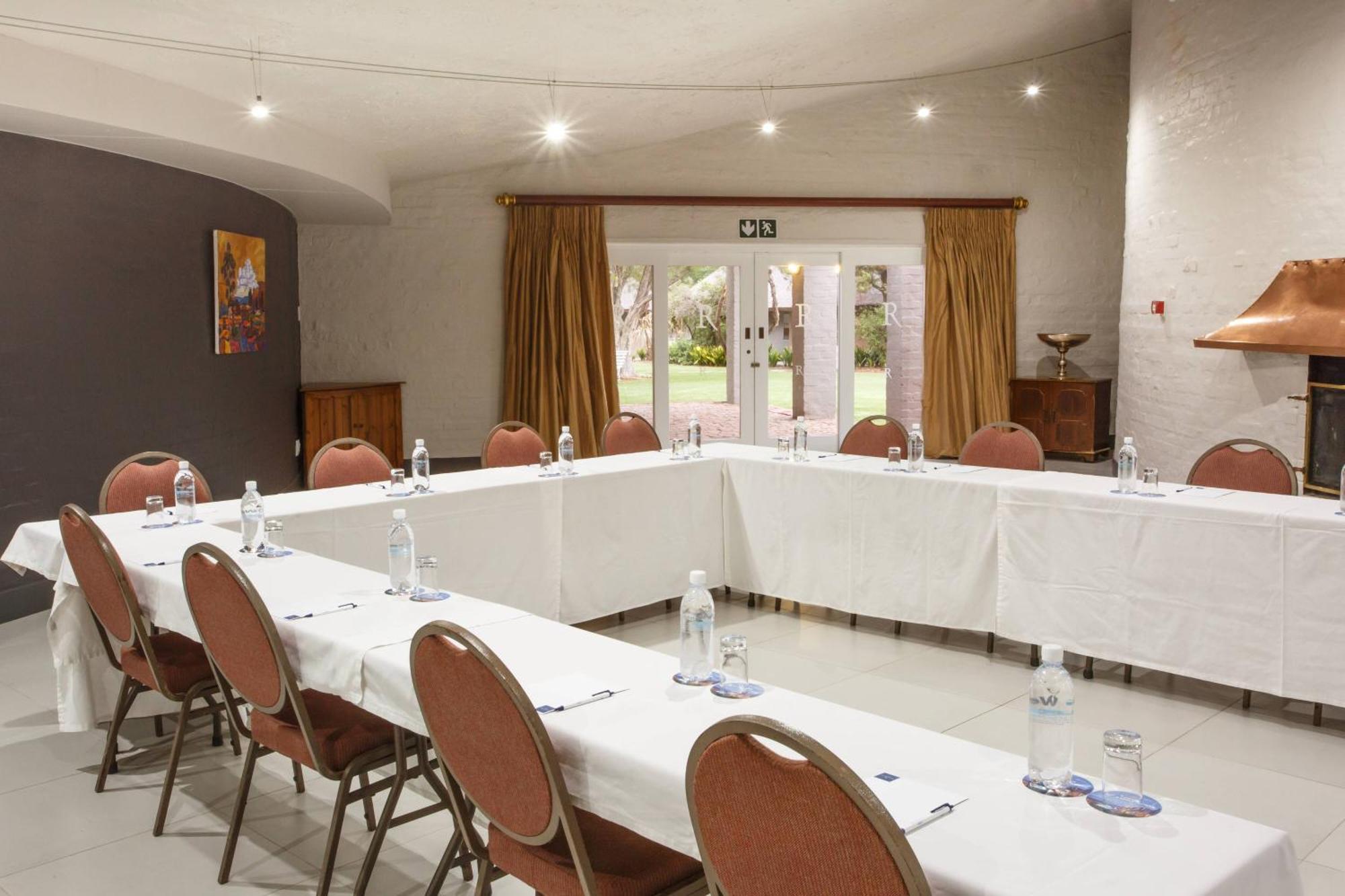 Protea Hotel By Marriott Oudtshoorn Riempie Estate Экстерьер фото